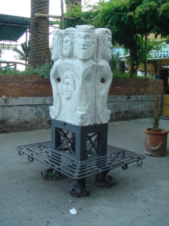 20 Very cool statue seat